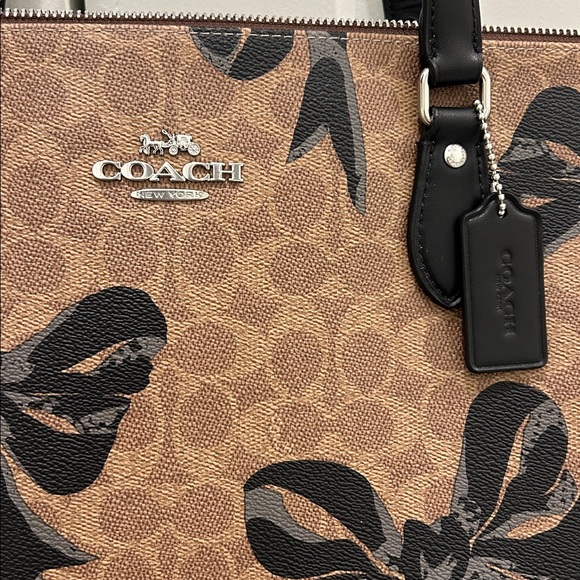 Coach (NWT) Gallery Tote Bag in Signature Canvas with Bow Print - Picture 3 of 14
